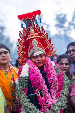 Kulashekharapatnam, Tamilnadu, Hindistan - 12 Ekim 2024: Kulasai, Hint Hindu ressam portresi ve kulasai dasara festivalinin ayinlerini gerçekleştirmek için bir tarikat karakteri gibi giyinmiş.