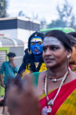 Kulashekharapatnam, Tamilnadu, Hindistan - 12 Ekim 2024: Kulasai, Hint Hindu ressam portresi ve kulasai dasara festivalinin ayinlerini gerçekleştirmek için bir tarikat karakteri gibi giyinmiş.