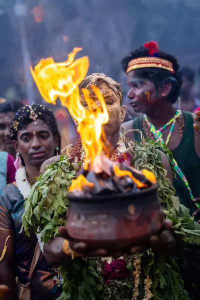 Kulashekharapatnam, Tamilnadu, Hindistan - 12 Ekim 2024: Kulasai, Hint Hindu ressam portresi ve kulasai dasara festivalinin ayinlerini gerçekleştirmek için bir tarikat karakteri gibi giyinmiş.