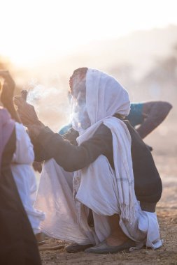 Puşkar, Rajasthan, Hindistan - 10 Kasım 2024: Deve ticareti karşılığında deve fuarı sırasında çöl fuarındaki Rajasthani erkeklerinin portresi.