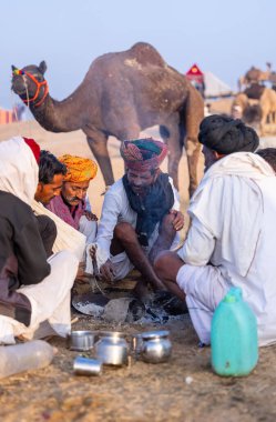 Puşkar, Rajasthan, Hindistan - 10 Kasım 2024: Deve ticareti karşılığında deve fuarı sırasında çöl fuarındaki Rajasthani erkeklerinin portresi.
