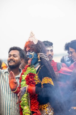 Varanasi, Uttar Pradesh, Hindistan - 20 Mart 2024: Masan Holi, Harishchandra ghat kutlamaları sırasında boyalı yüzlü dindarlar.