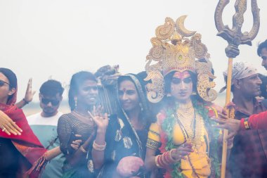 Varanasi, Uttar Pradesh, Hindistan - 20 Mart 2024: Masan Holi, Harishchandra ghat kutlamaları sırasında boyalı yüzlü dindarlar.