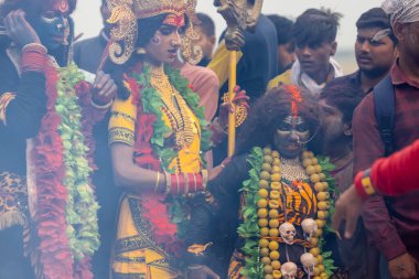 Varanasi, Uttar Pradesh, Hindistan - 20 Mart 2024: Masan Holi, Harishchandra ghat kutlamaları sırasında boyalı yüzlü dindarlar.