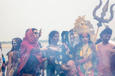 Varanasi, Uttar Pradesh, Hindistan - 20 Mart 2024: Masan Holi, Harishchandra ghat kutlamaları sırasında boyalı yüzlü dindarlar.