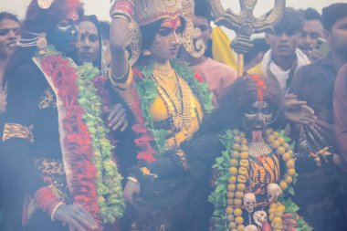 Varanasi, Uttar Pradesh, Hindistan - 20 Mart 2024: Masan Holi, Harishchandra ghat kutlamaları sırasında boyalı yüzlü dindarlar.