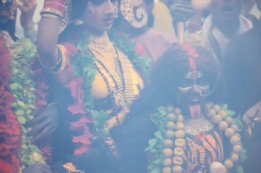 Varanasi, Uttar Pradesh, Hindistan - 20 Mart 2024: Masan Holi, Harishchandra ghat kutlamaları sırasında boyalı yüzlü dindarlar.