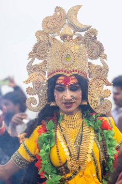 Varanasi, Uttar Pradesh, Hindistan - 20 Mart 2024: Masan Holi, Harishchandra ghat kutlamaları sırasında boyalı yüzlü dindarlar.