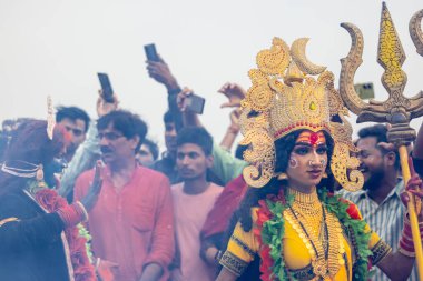 Varanasi, Uttar Pradesh, Hindistan - 20 Mart 2024: Masan Holi, Harishchandra ghat kutlamaları sırasında boyalı yüzlü dindarlar.