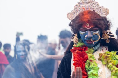 Varanasi, Uttar Pradesh, Hindistan - 20 Mart 2024: Masan Holi, Harishchandra ghat kutlamaları sırasında boyalı yüzlü dindarlar.