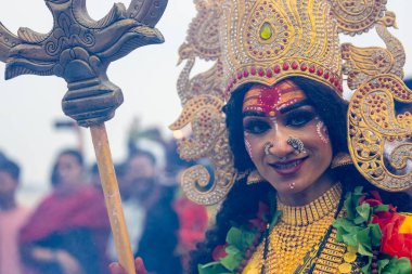 Varanasi, Uttar Pradesh, Hindistan - 20 Mart 2024: Masan Holi, Harishchandra ghat kutlamaları sırasında boyalı yüzlü dindarlar.