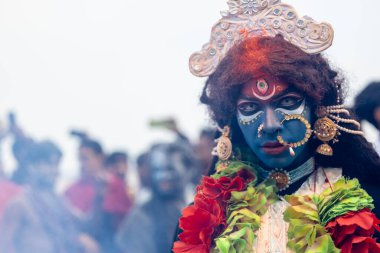 Varanasi, Uttar Pradesh, Hindistan - 20 Mart 2024: Masan Holi, Harishchandra ghat kutlamaları sırasında boyalı yüzlü dindarlar.