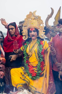 Varanasi, Uttar Pradesh, Hindistan - 20 Mart 2024: Masan Holi, Harishchandra ghat kutlamaları sırasında boyalı yüzlü dindarlar.