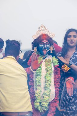 Varanasi, Uttar Pradesh, Hindistan - 20 Mart 2024: Masan Holi, Harishchandra ghat kutlamaları sırasında boyalı yüzlü dindarlar.