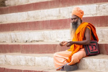 Varanasi, Uttar Pradesh, Hindistan - 20 Mart 2024: Masan Holi, Harishchandra ghat kutlamaları sırasında boyalı yüzlü dindarlar.