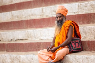 Varanasi, Uttar Pradesh, Hindistan - 20 Mart 2024: Masan Holi, Harishchandra ghat kutlamaları sırasında boyalı yüzlü dindarlar.