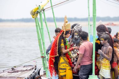 Varanasi, Uttar Pradesh, Hindistan - 20 Mart 2024: Masan Holi, Harishchandra ghat kutlamaları sırasında boyalı yüzlü dindarlar.