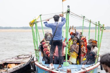 Varanasi, Uttar Pradesh, Hindistan - 20 Mart 2024: Masan Holi, Harishchandra ghat kutlamaları sırasında boyalı yüzlü dindarlar.