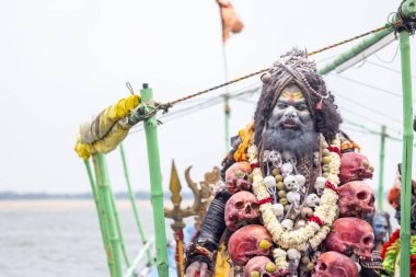 Varanasi, Uttar Pradesh, Hindistan - 20 Mart 2024: Masan Holi, Harishchandra ghat kutlamaları sırasında boyalı yüzlü dindarlar.