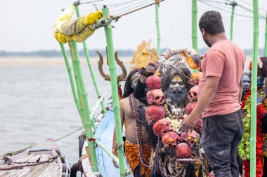 Varanasi, Uttar Pradesh, Hindistan - 20 Mart 2024: Masan Holi, Harishchandra ghat kutlamaları sırasında boyalı yüzlü dindarlar.