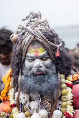 Varanasi, Uttar Pradesh, Hindistan - 20 Mart 2024: Masan Holi, Harishchandra ghat kutlamaları sırasında boyalı yüzlü dindarlar.