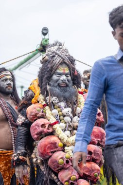 Varanasi, Uttar Pradesh, Hindistan - 20 Mart 2024: Masan Holi, Harishchandra ghat kutlamaları sırasında boyalı yüzlü dindarlar.