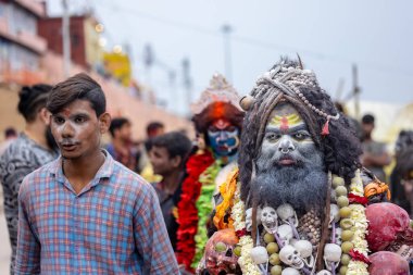 Varanasi, Uttar Pradesh, Hindistan - 20 Mart 2024: Masan Holi, Harishchandra ghat kutlamaları sırasında boyalı yüzlü dindarlar.
