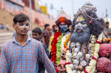 Varanasi, Uttar Pradesh, Hindistan - 20 Mart 2024: Masan Holi, Harishchandra ghat kutlamaları sırasında boyalı yüzlü dindarlar.