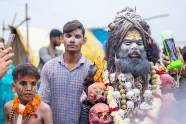 Varanasi, Uttar Pradesh, Hindistan - 20 Mart 2024: Masan Holi, Harishchandra ghat kutlamaları sırasında boyalı yüzlü dindarlar.
