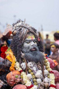 Varanasi, Uttar Pradesh, Hindistan - 20 Mart 2024: Masan Holi, Harishchandra ghat kutlamaları sırasında boyalı yüzlü dindarlar.