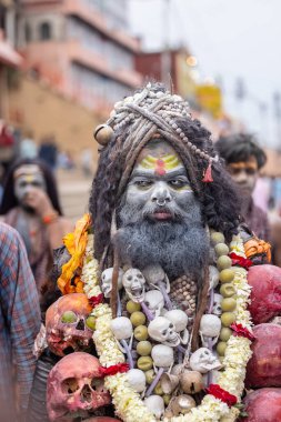 Varanasi, Uttar Pradesh, Hindistan - 20 Mart 2024: Masan Holi, Harishchandra ghat kutlamaları sırasında boyalı yüzlü dindarlar.
