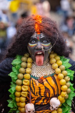 Varanasi, Uttar Pradesh, Hindistan - 20 Mart 2024: Masan Holi, Harishchandra ghat kutlamaları sırasında boyalı yüzlü dindarlar.