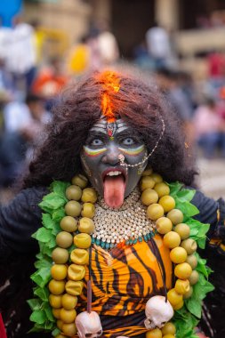 Varanasi, Uttar Pradesh, Hindistan - 20 Mart 2024: Masan Holi, Harishchandra ghat kutlamaları sırasında boyalı yüzlü dindarlar.