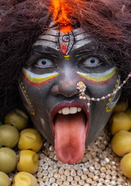 Varanasi, Uttar Pradesh, Hindistan - 20 Mart 2024: Masan Holi, Harishchandra ghat kutlamaları sırasında boyalı yüzlü dindarlar.