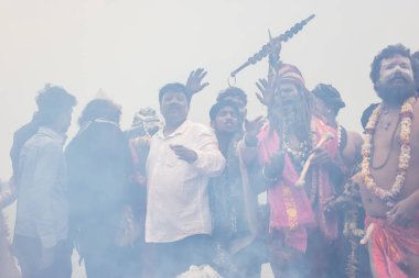 Varanasi, Uttar Pradesh, Hindistan - 20 Mart 2024: Masan Holi, Harishchandra ghat kutlamaları sırasında boyalı yüzlü dindarlar.