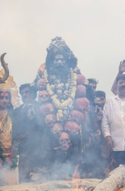 Varanasi, Uttar Pradesh, Hindistan - 20 Mart 2024: Masan Holi, Harishchandra ghat kutlamaları sırasında boyalı yüzlü dindarlar.