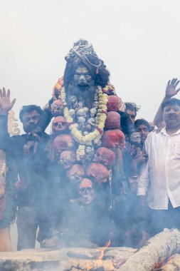 Varanasi, Uttar Pradesh, Hindistan - 20 Mart 2024: Masan Holi, Harishchandra ghat kutlamaları sırasında boyalı yüzlü dindarlar.