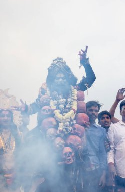 Varanasi, Uttar Pradesh, Hindistan - 20 Mart 2024: Masan Holi, Harishchandra ghat kutlamaları sırasında boyalı yüzlü dindarlar.