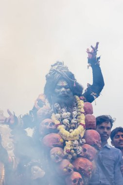 Varanasi, Uttar Pradesh, Hindistan - 20 Mart 2024: Masan Holi, Harishchandra ghat kutlamaları sırasında boyalı yüzlü dindarlar.