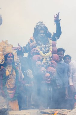 Varanasi, Uttar Pradesh, Hindistan - 20 Mart 2024: Masan Holi, Harishchandra ghat kutlamaları sırasında boyalı yüzlü dindarlar.