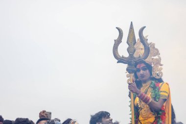 Varanasi, Uttar Pradesh, Hindistan - 20 Mart 2024: Masan Holi, Harishchandra ghat kutlamaları sırasında boyalı yüzlü dindarlar.