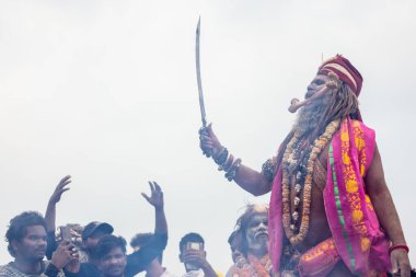 Varanasi, Uttar Pradesh, Hindistan - 20 Mart 2024: Masan Holi, Harishchandra ghat kutlamaları sırasında boyalı yüzlü dindarlar.
