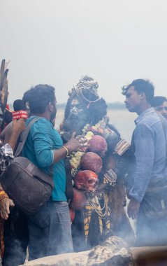 Varanasi, Uttar Pradesh, Hindistan - 20 Mart 2024: Masan Holi, Harishchandra ghat kutlamaları sırasında boyalı yüzlü dindarlar.