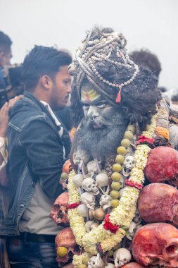 Varanasi, Uttar Pradesh, Hindistan - 20 Mart 2024: Masan Holi, Harishchandra ghat kutlamaları sırasında boyalı yüzlü dindarlar.