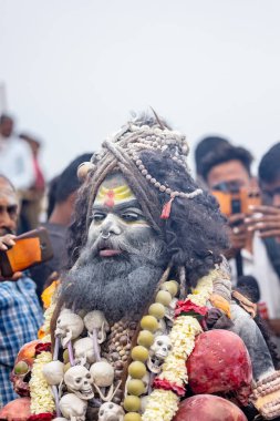 Varanasi, Uttar Pradesh, Hindistan - 20 Mart 2024: Masan Holi, Harishchandra ghat kutlamaları sırasında boyalı yüzlü dindarlar.