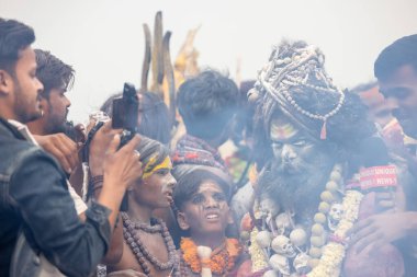 Varanasi, Uttar Pradesh, Hindistan - 20 Mart 2024: Masan Holi, Harishchandra ghat kutlamaları sırasında boyalı yüzlü dindarlar.