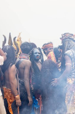 Varanasi, Uttar Pradesh, Hindistan - 20 Mart 2024: Masan Holi, Harishchandra ghat kutlamaları sırasında boyalı yüzlü dindarlar.