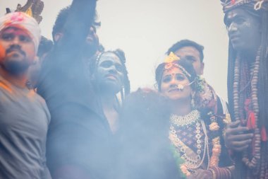 Varanasi, Uttar Pradesh, Hindistan - 20 Mart 2024: Masan Holi, Harishchandra ghat kutlamaları sırasında boyalı yüzlü dindarlar.