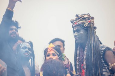 Varanasi, Uttar Pradesh, Hindistan - 20 Mart 2024: Masan Holi, Harishchandra ghat kutlamaları sırasında boyalı yüzlü dindarlar.