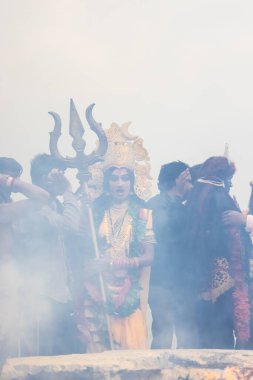 Varanasi, Uttar Pradesh, Hindistan - 20 Mart 2024: Masan Holi, Harishchandra ghat kutlamaları sırasında boyalı yüzlü dindarlar.